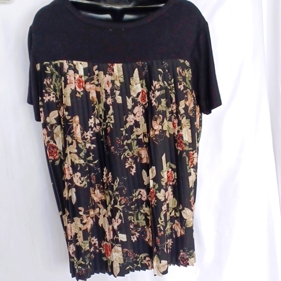 Como Vintage Oversize Black Tee with Pleated Floral Back - Picture 2 of 8